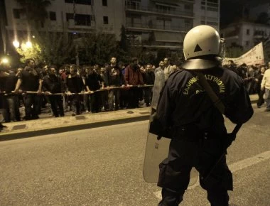Θεσσαλονίκη: Επίθεση με βόμβες μολότοφ προς στις αστυνομικές δυνάμεις στο τουρκικό προξενείο